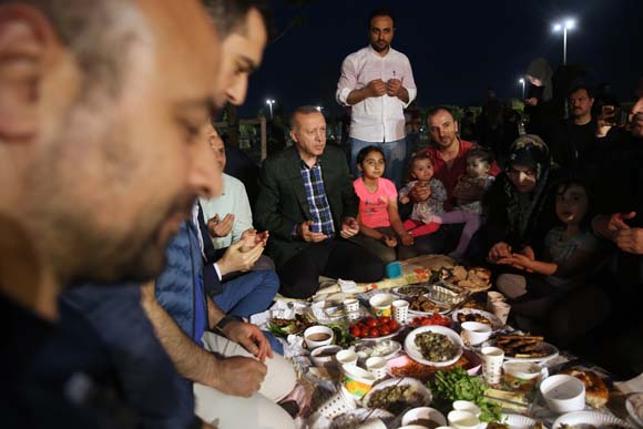 CumhurbaÅkanÄ± ErdoÄan sahilde vatandaÅlarla iftar yaptÄ±