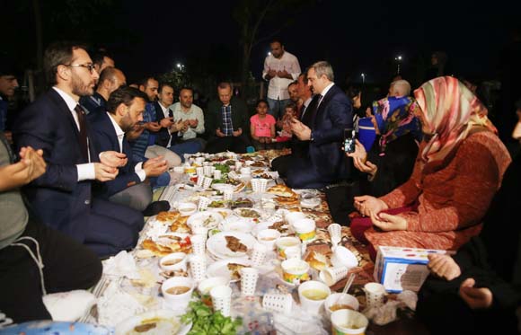CumhurbaÅkanÄ± ErdoÄan sahilde vatandaÅlarla iftar yaptÄ±