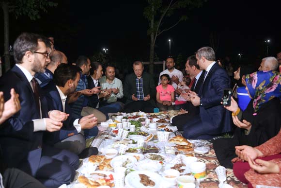 CumhurbaÅkanÄ± ErdoÄan sahilde vatandaÅlarla iftar yaptÄ±