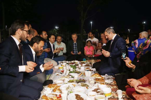 CumhurbaÅkanÄ± ErdoÄan sahilde vatandaÅlarla iftar yaptÄ±