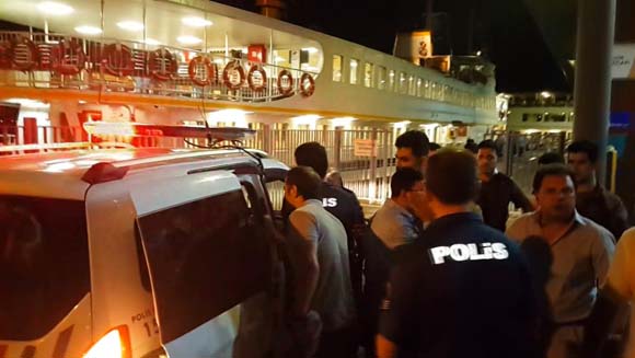 KadÄ±kÃ¶y-EminÃ¶nÃ¼ vapurunda 'silah' Åoku! Birden ateÅ etti...