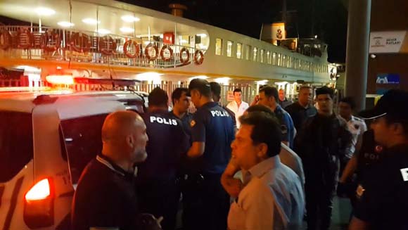 KadÄ±kÃ¶y-EminÃ¶nÃ¼ vapurunda 'silah' Åoku! Birden ateÅ etti...