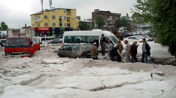 Erzurum'u dolu vurdu; minibüs, kar gibi dolu birikintisine saplandı