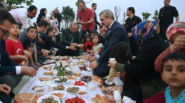 CumhurbaÅkanÄ± ErdoÄan sahilde vatandaÅlarla iftar yaptÄ±