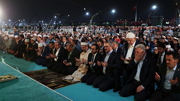 YenikapÄ±'da Enderun usulÃ¼ teravih namazÄ± kÄ±lÄ±ndÄ±